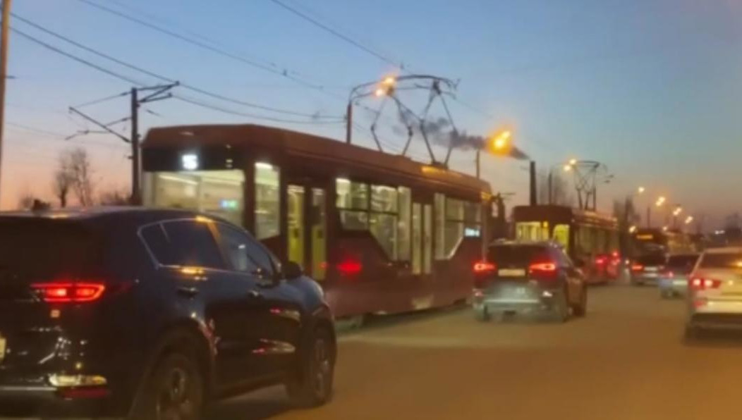 Очевидцы выложили в соцсети видео с места события.