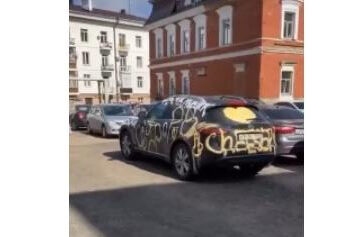 На машине жёлтой краской написали английское слово «сheese».