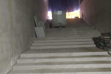 На лестницах уже уложены гранитные плиты толщиной 40 мм.