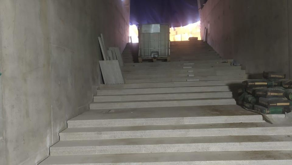 На лестницах уже уложены гранитные плиты толщиной 40 мм.