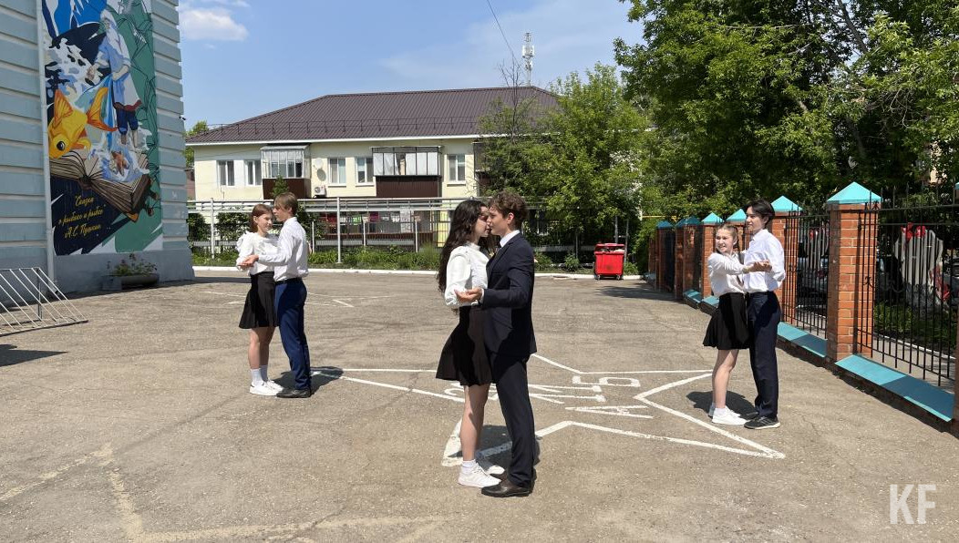 Выпускников поздравил глава исполкома района Айдар Каюмов. Им пожелали развиваться в разных направлениях и вернуться в нефтеград после окончания вуза.