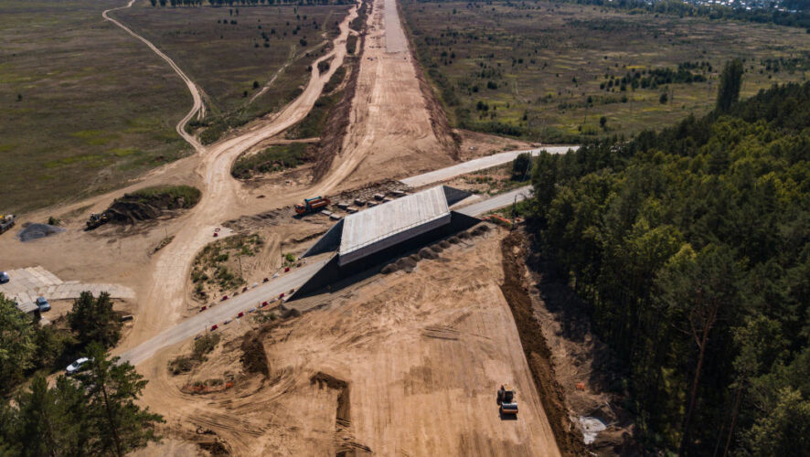 Рабочие приступили к устройству сопряжения с дорогой.