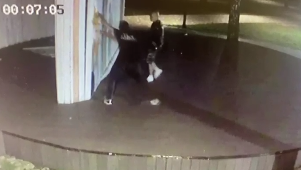 Акт вандализма попал на камеры видеонаблюдения.