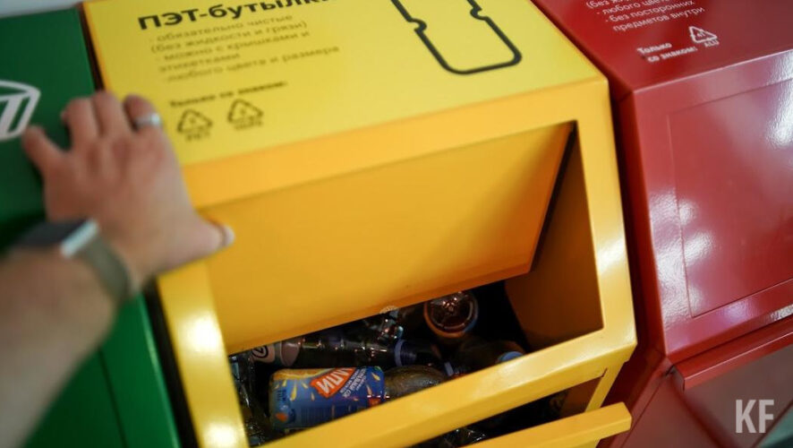 Тару из установленных в учебных заведениях фандоматов вывозили специалисты &laquo;УК ПЖКХ&raquo;.