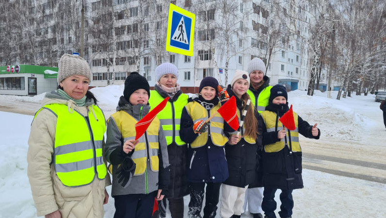 Самые активные и ответственные родители встречали возвращавшихся из школы детей и напоминали им о необходимости соблюдения Правил дорожного движения.