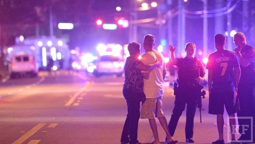 До 50 человек возросло количество убитых в результате стрельбы в гей-клубе в городе Орландо в США