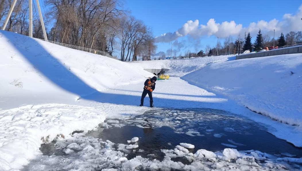 Спасатели несколько дней подряд очищали майны от льда.