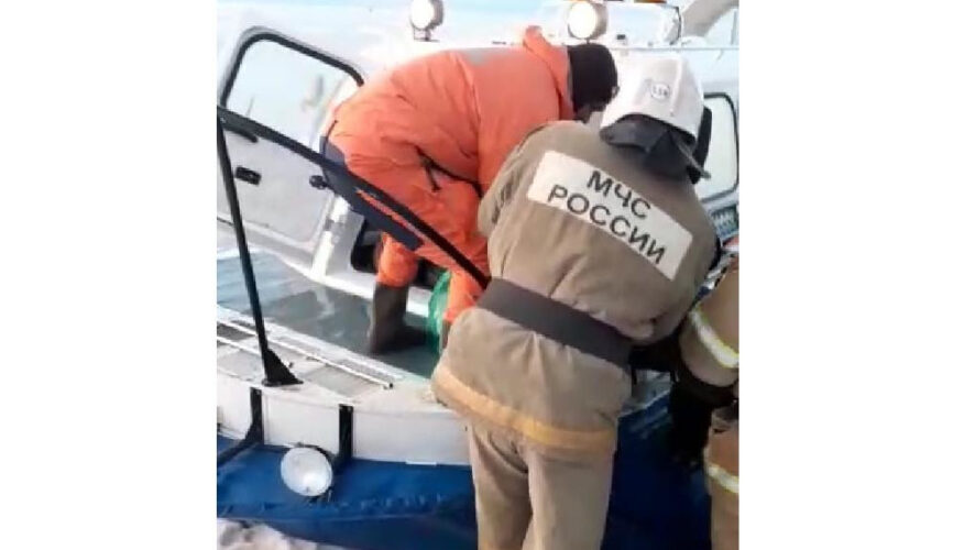 Прибывшие спасатели МЧС обнаружили пенсионера в 500 метрах от берега.