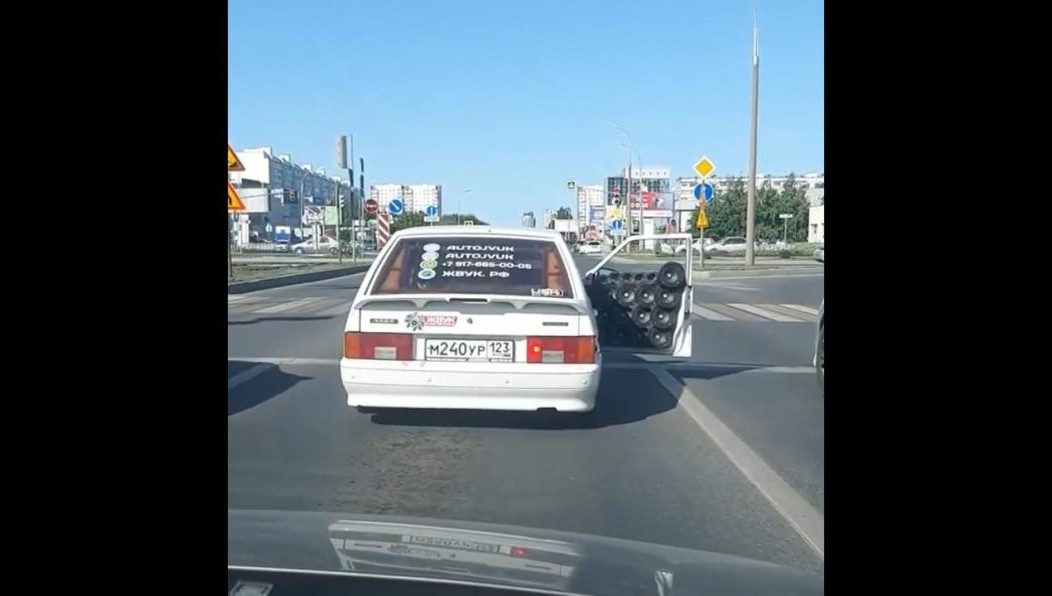 «ВАЗ» с номерами Краснодарского края двигался по проспекту автограда.