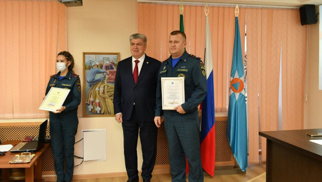 Грамоты вручил мэр автограда.