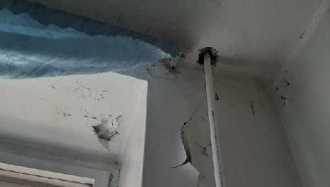 Побелка сыплется ребятам в еду и на постель.