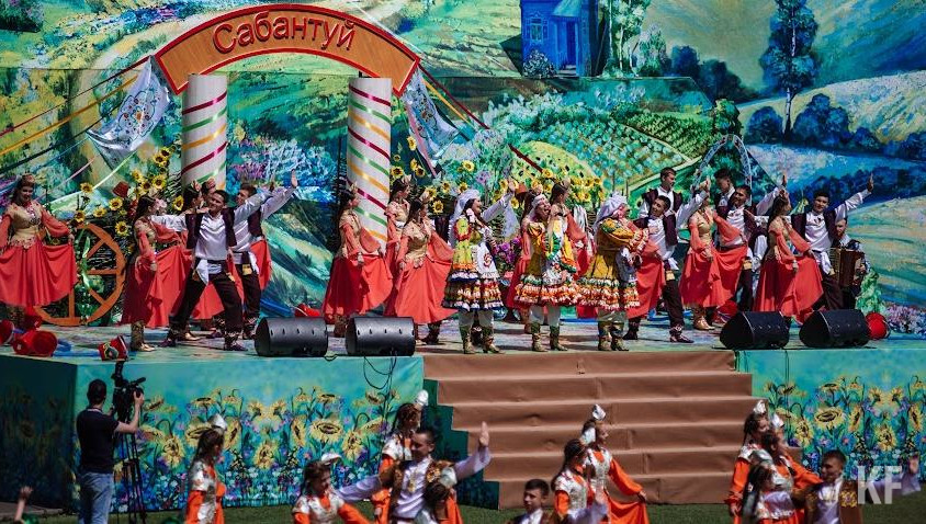 Масштабные народные гуляния запланированы в ближайшее воскресенье. Программа будет идти сразу на трех площадках города.