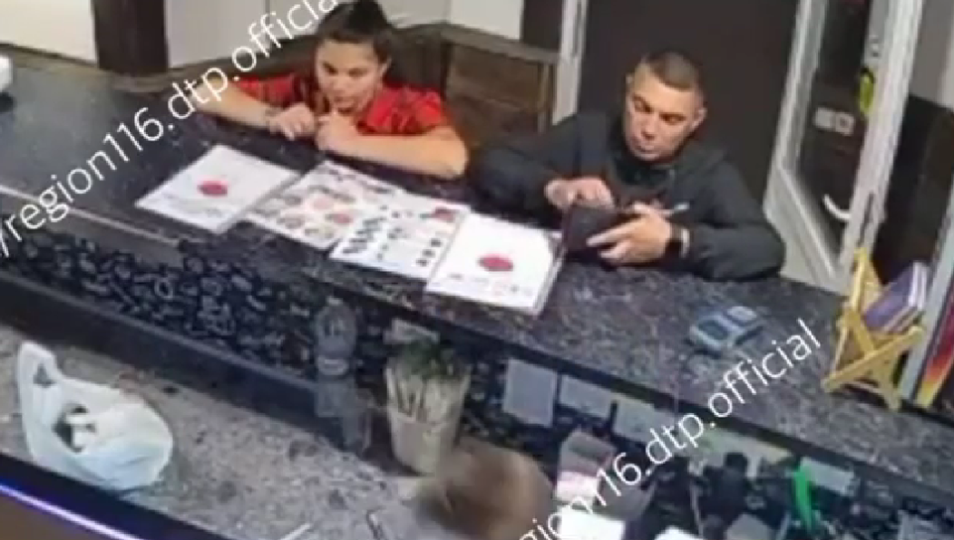 Мужчина отвлекает сотрудника