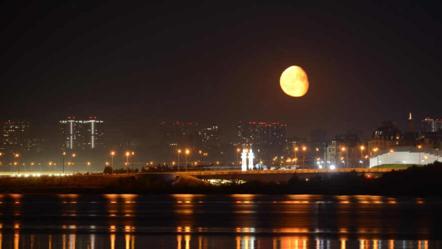 Ученые предлагают использовать телескоп или бинокль.