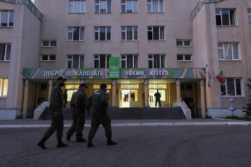 Пострадавшие ученики проходят лечение в московских клиниках.