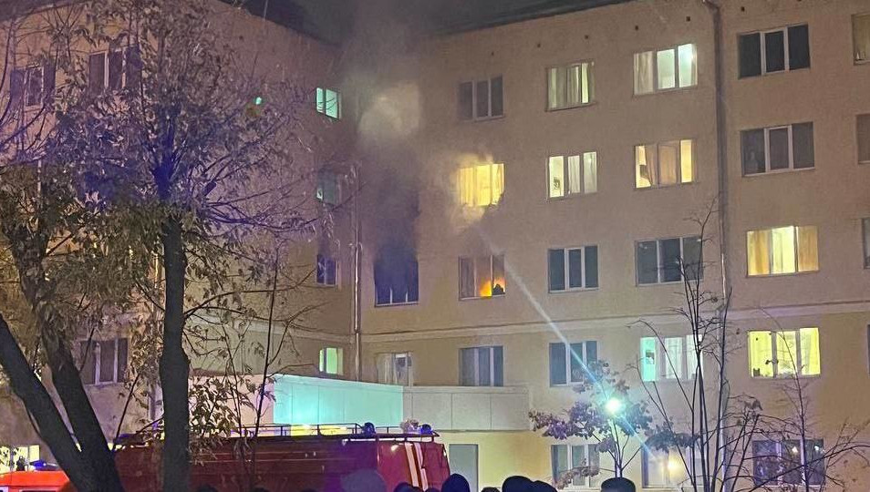 Пожар произошел накануне вечером в здании по ул. Красной Позиции.