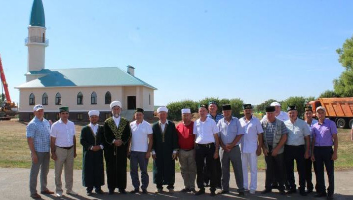 На торжественной установке собрались жители и гости села.