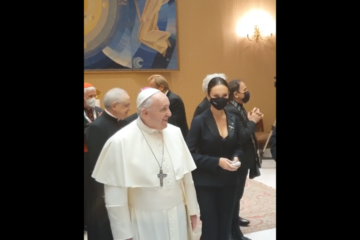 Девушке удалось пообщаться с Папой Франциском на благотворительном вечере в Ватикане.