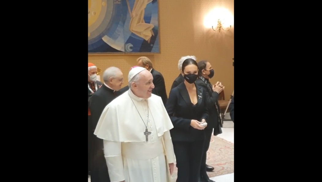 Девушке удалось пообщаться с Папой Франциском на благотворительном вечере в Ватикане.