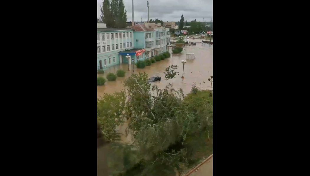 Спасатели эвакуируют людей