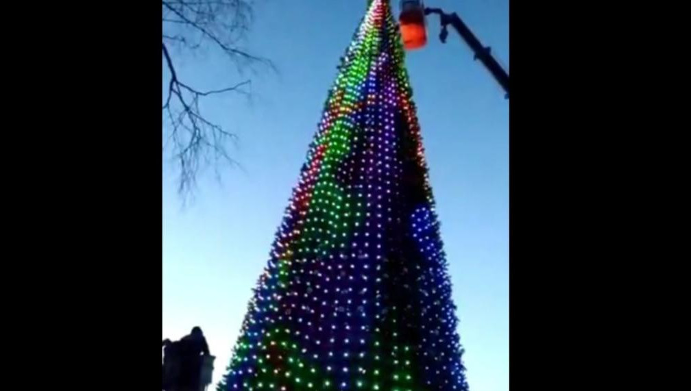 Новогодний атрибут в парке «Чебурашка» украсили 1800 светодиодных элементов.