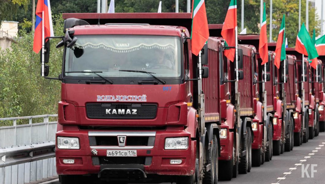 Эксперты предсказывают сложности с импортом комплектующих и экспортом собственных товаров автогиганта. На самом предприятии прогнозы дают осторожно и ожидают сокращения рынка грузовиков на 30-40% к концу года.