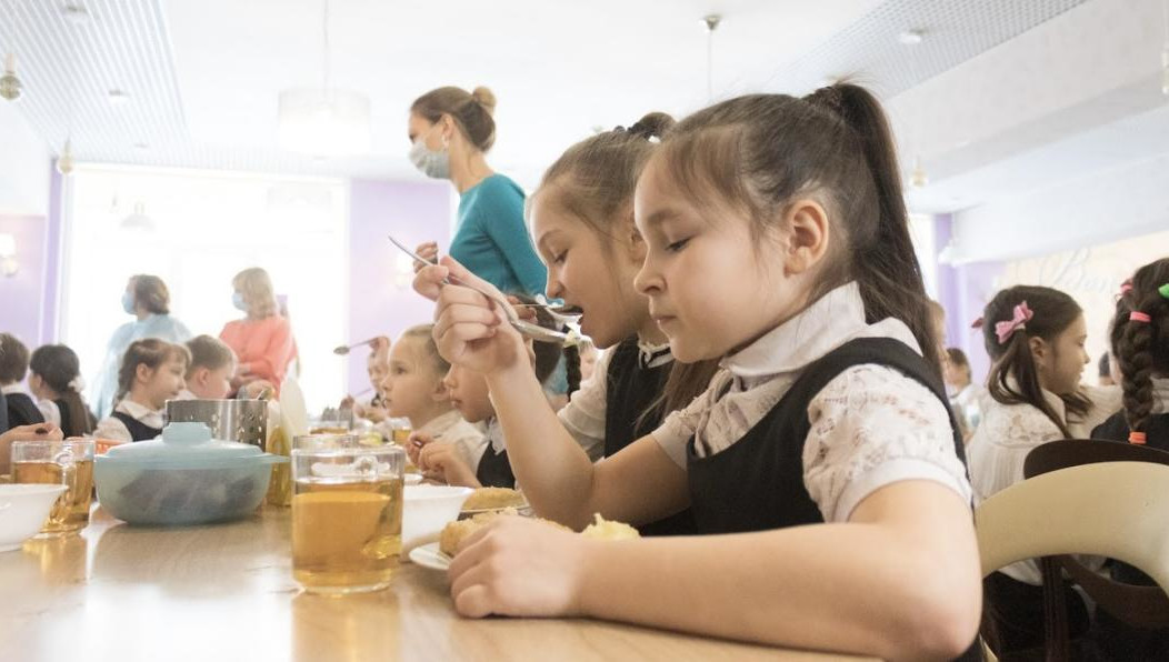 В течение лета 30 пищеблоков в 29 школах татарстанской столицы ждет модернизация. Из бюджета республики на это выделят 297 млн рублей.