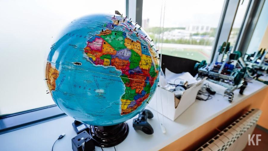 Тарантул состоит из массивной яркой звезды массой в 25 солнц и черной дыры массой не менее 9 солнц.