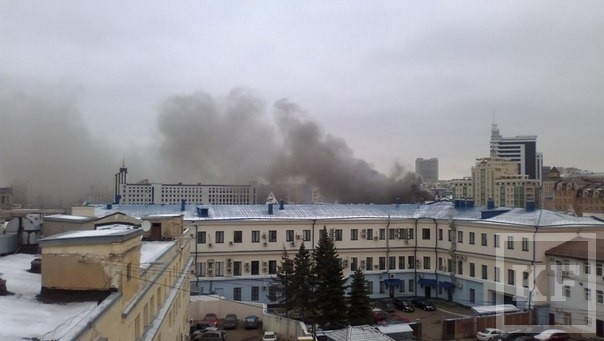 Сильный пожар произошел сегодня утром в доме №57 на улице Островского в Казани. Сильное горение продолжается в эти минуты.  По предварительным данным