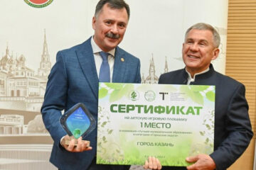 Рустам Минниханов вручил награду Рустему Гафарову.