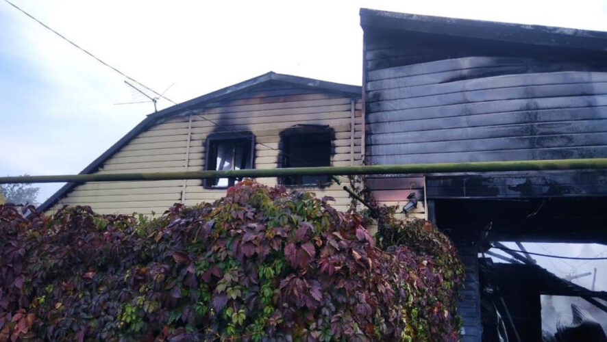 Огонь вспыхнул в поселке Отары.