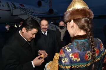 В аэропорту столицы Татарстана его встретил премьер-министр Татарстана Алексей Песошин.
