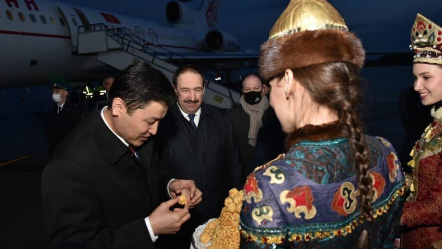 В аэропорту столицы Татарстана его встретил премьер-министр Татарстана Алексей Песошин.