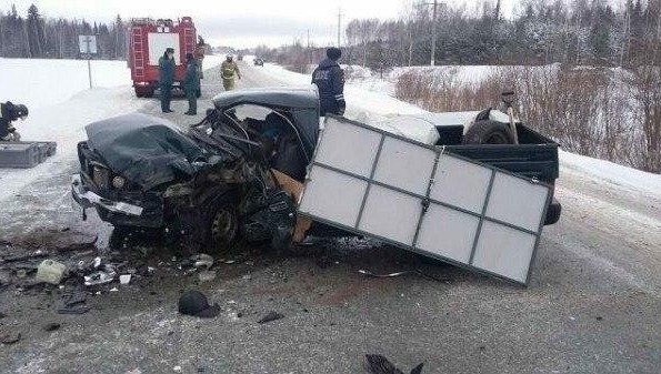 ДТП со смертельным исходом произошло 11 января утром на автодороге Казань-Малмыж в Балтасинском районе Татарстана. Фото с места происшествия очевидцы опубликовали в соцсетях.