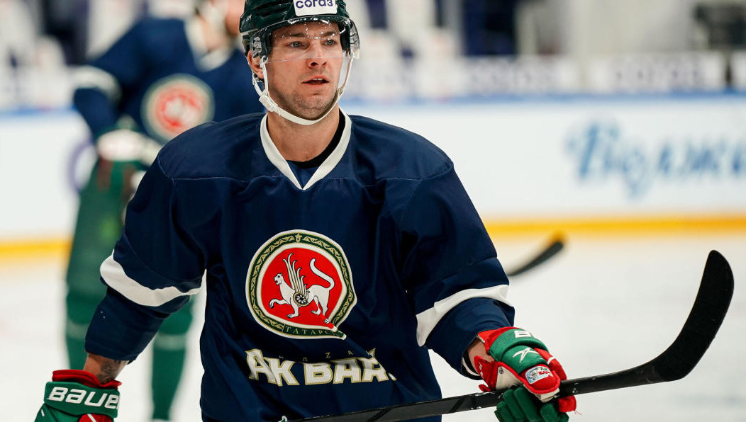 Хоккеист «Ак Барса» принёс в больницу подарки и подарил положительные эмоции.