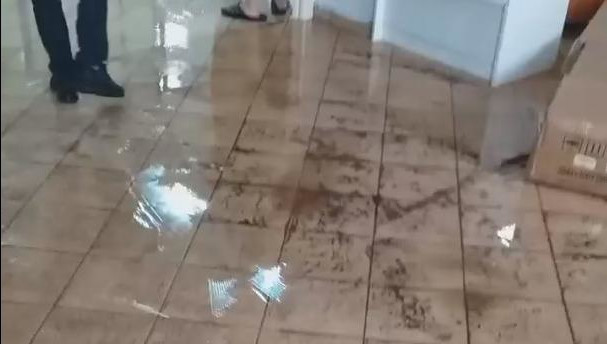 Очевидцы сняли происходящее на видео.