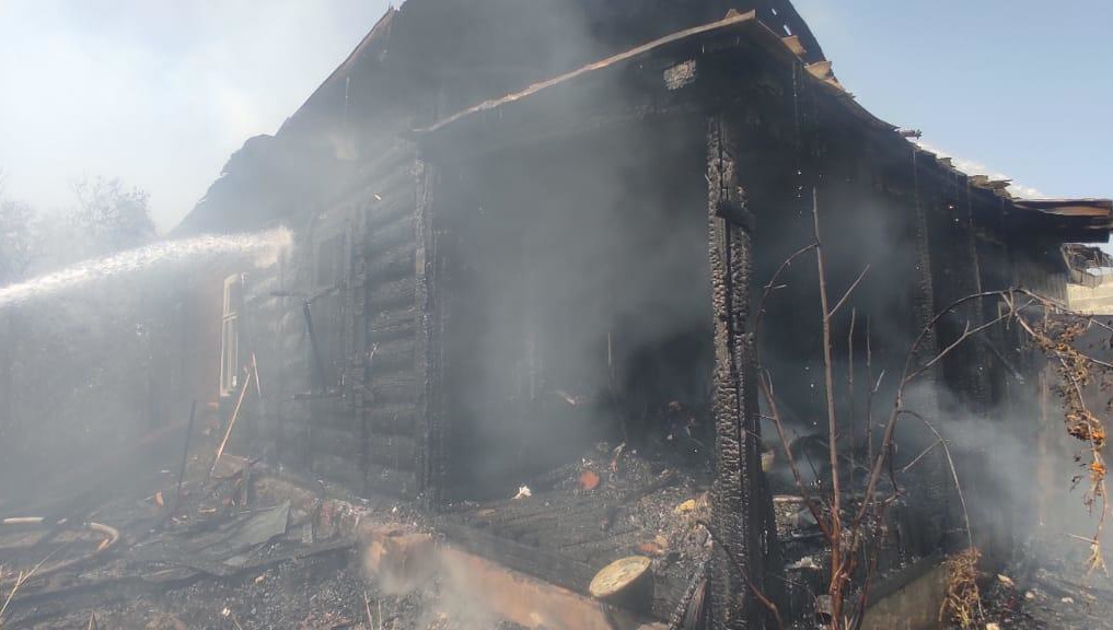 Женщина задохнулась от запаха гари.