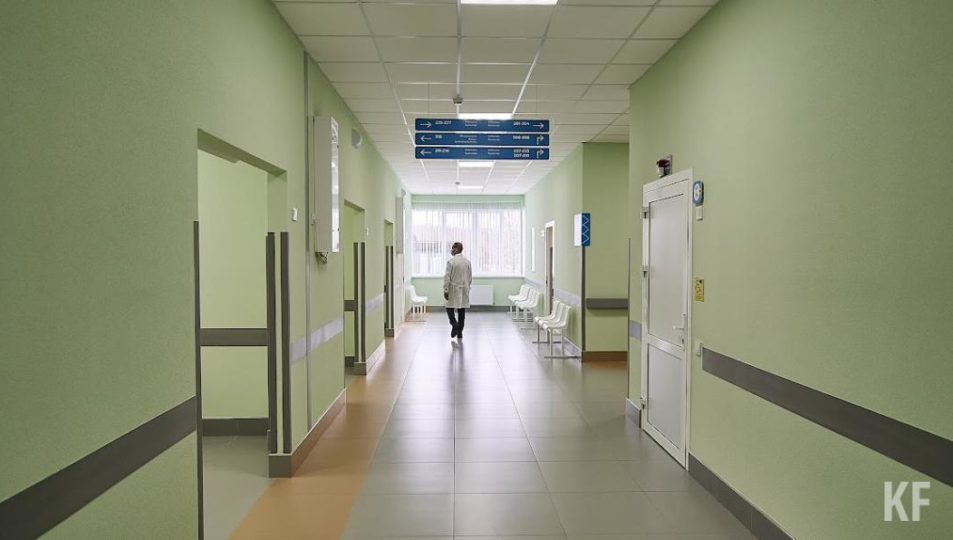 Люди вынуждены находиться в медучреждении в теплой одежде.