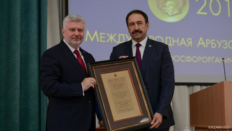 Премьер-министр Татарстана наградил председателя Казанского научного центра РАН Олега Синяшина.