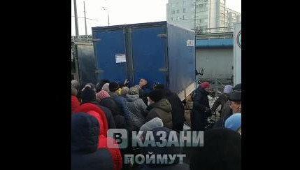 Толпа пожилых людей попала на видео.