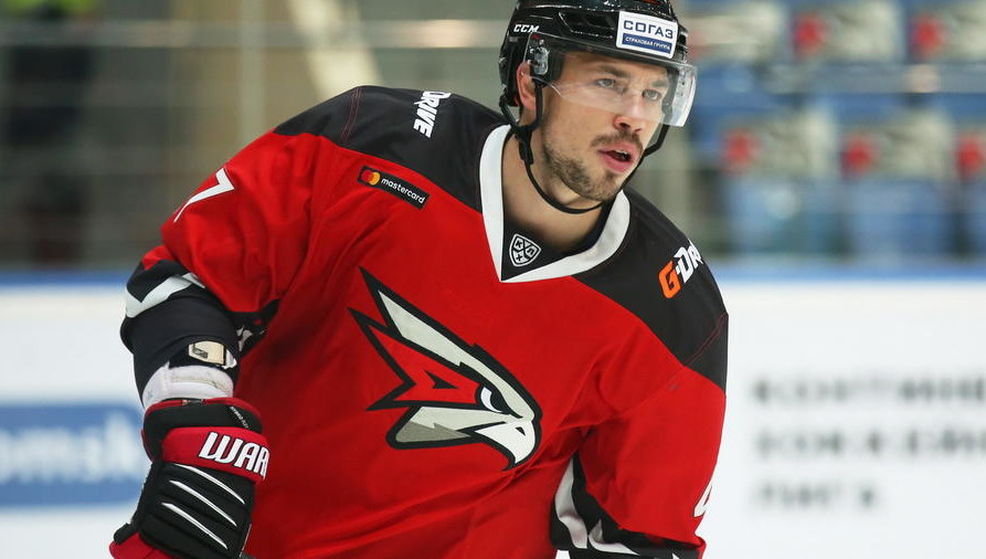 Капитан «Авангарда» после первого матча с «Ак Барсом» был отправлен в больницу