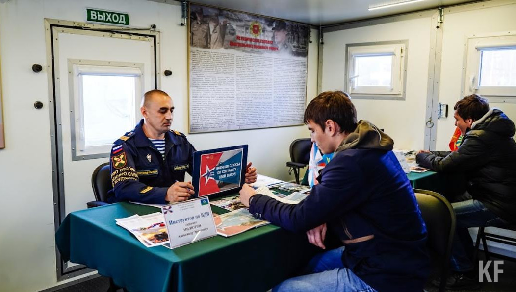 За службу по контракту государство платит бойцам от 204 тысяч рублей