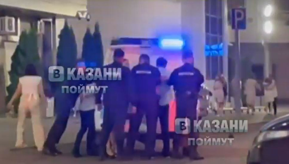 Один из участников потасовки ударил правоохранителя.