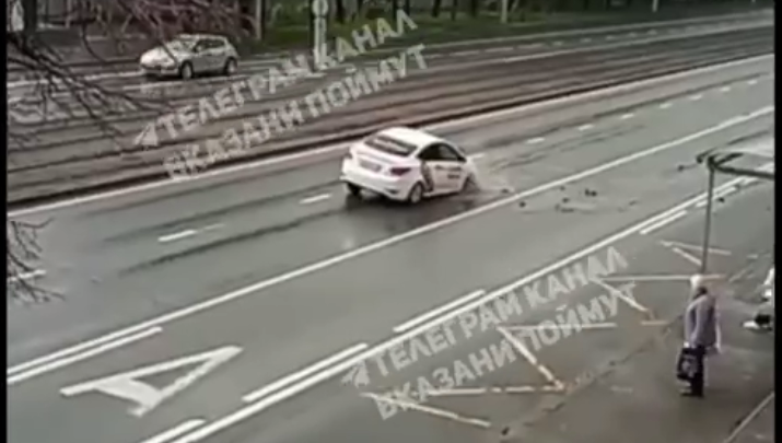 Из-за &laquo;дорожной неровности&raquo; уже поломался автомобиль из службы такси.