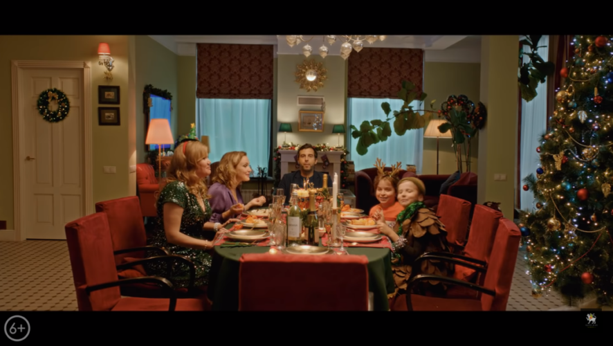 Они выдвигают условие - фильм должен выйти на онлайн-платформах не ранее чем через шесть недель после выхода.