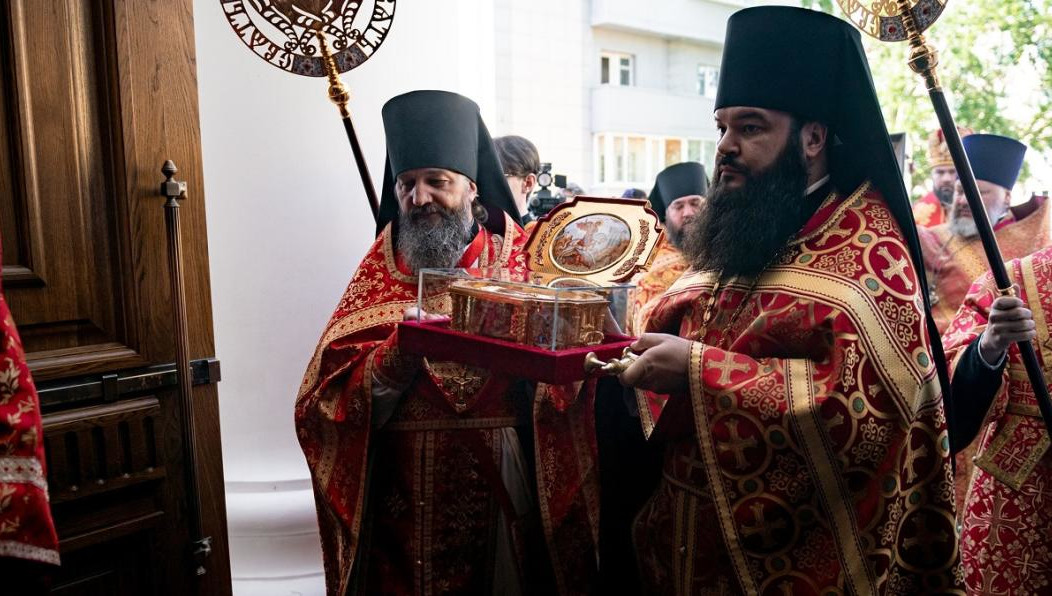 Святыню у дверей храма встречал епископ Альметьевский и Бугульминский Мефодий.