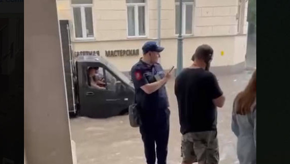 Из-за урагана повалены деревья.