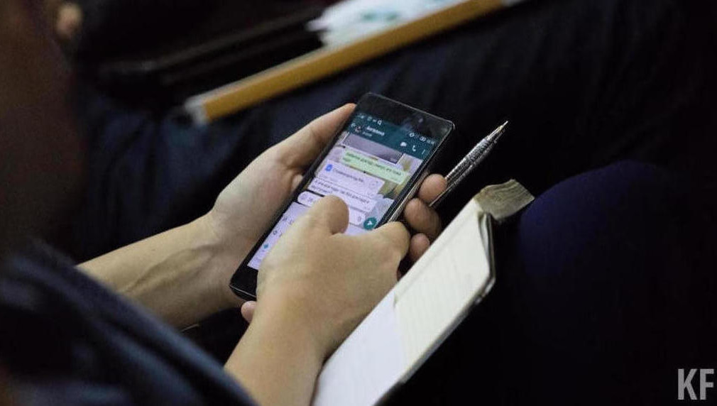 Они звонили бабушкам и дедушкам и говорили