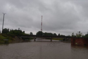 Из-за потопа под мостом в районе БСИ автовладелец оказался заблокирован в дорогой иномарке.