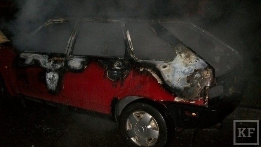 Вчера 9 октября в 22:07 в казанском поселке Дербышки на улице Мира загорелся автомобиль